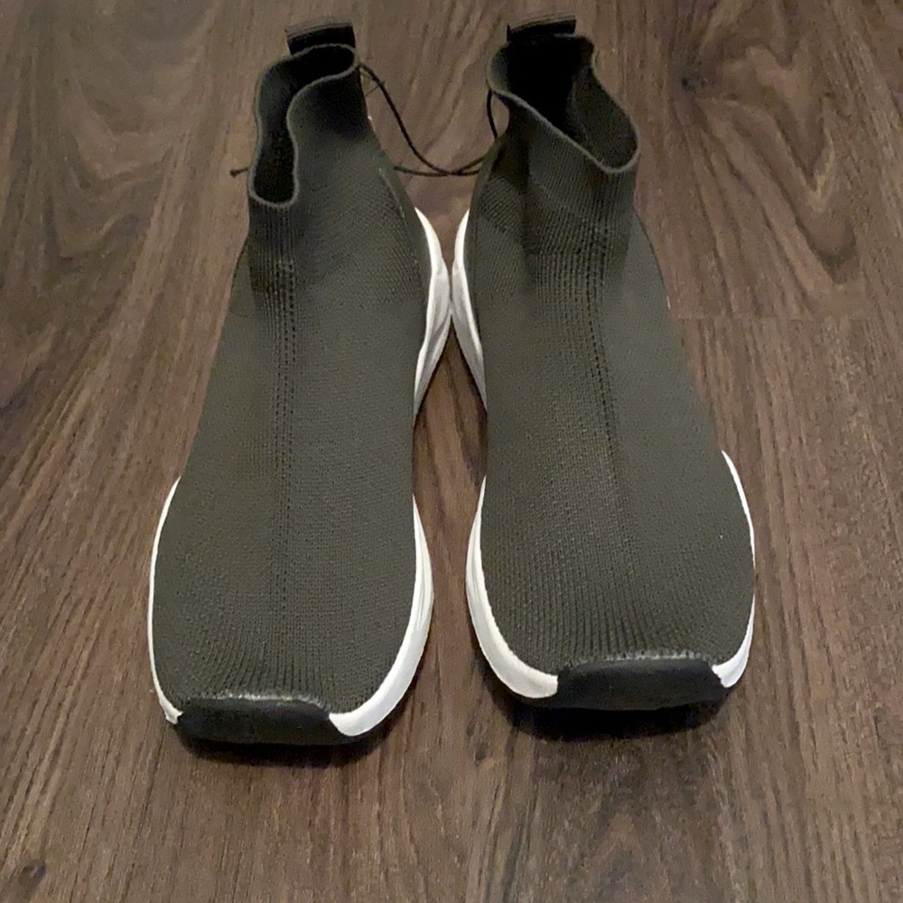 Boys High Top Sneakers NWT size 1 ( little boy)